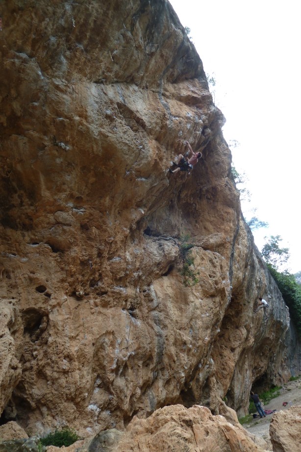 Les Perxes, secteur Cueva, Etienne dans le 7b d'échauffement...